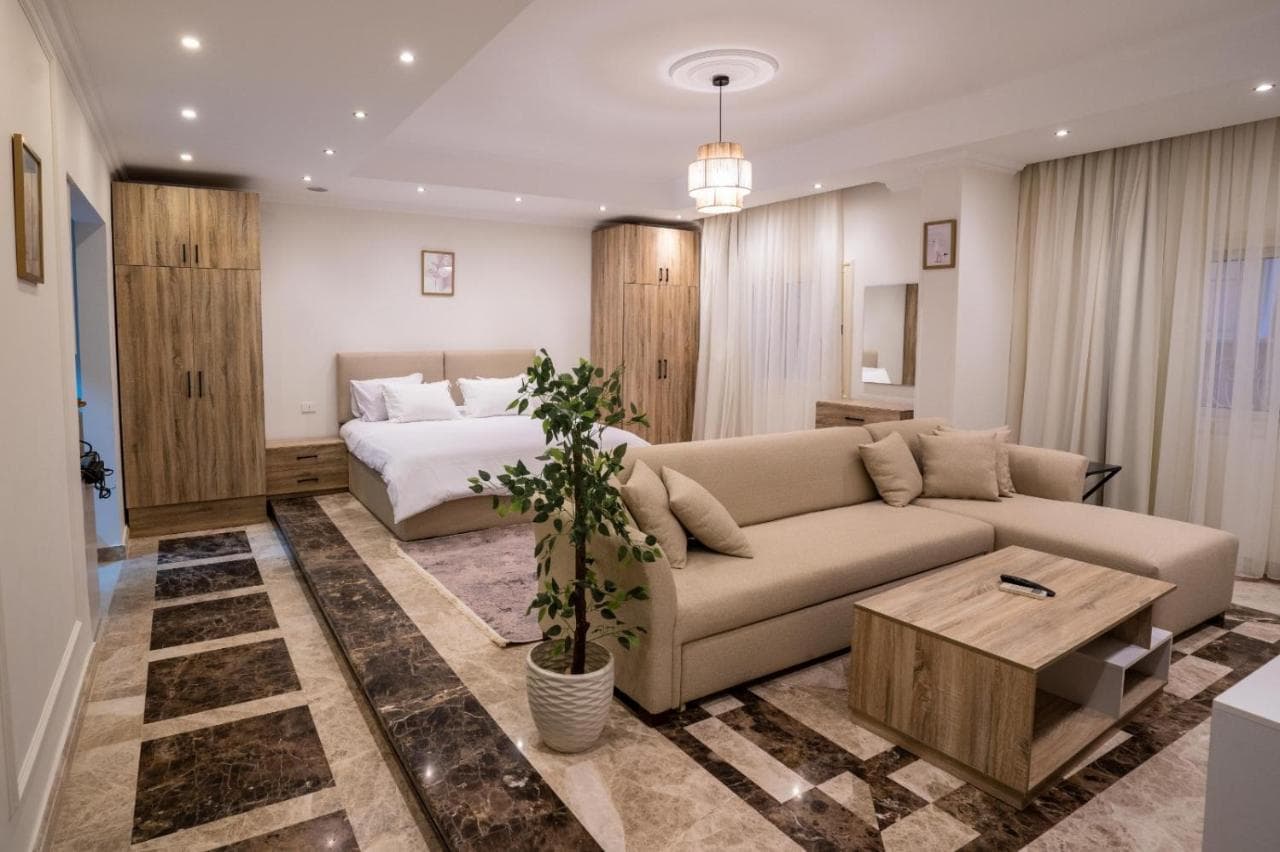 R Suites
