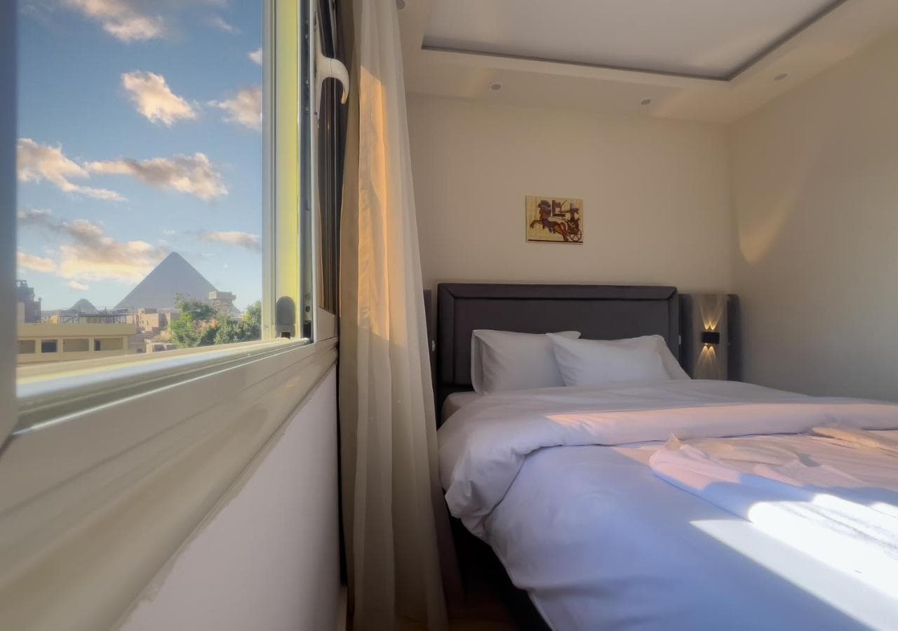 Pyramids Art View Inn