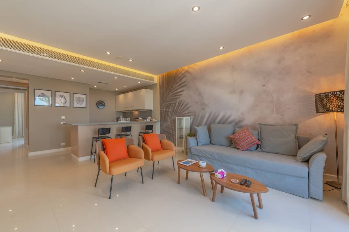Bright w/ pool access - 1BD Sea View-Ancient Sands
