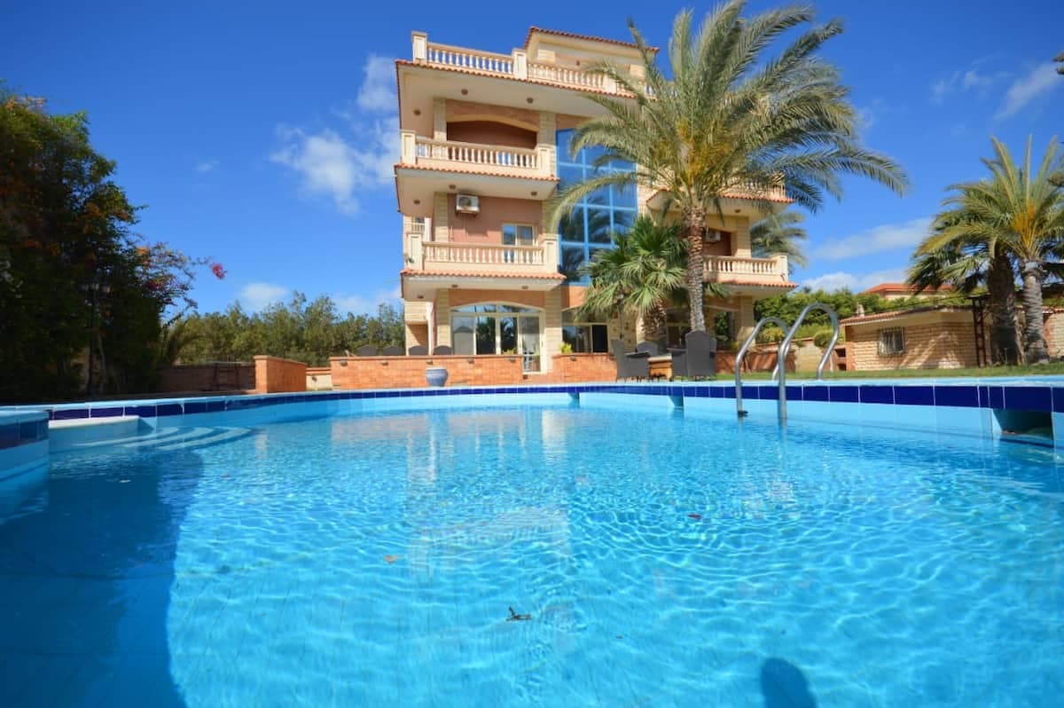 Cheerful stand alone villa with pool