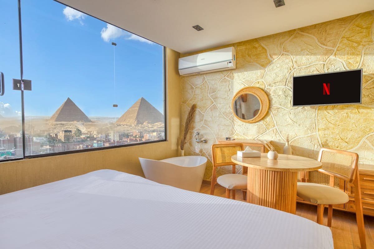 Eterna Studio Pyramids View With Bathtub