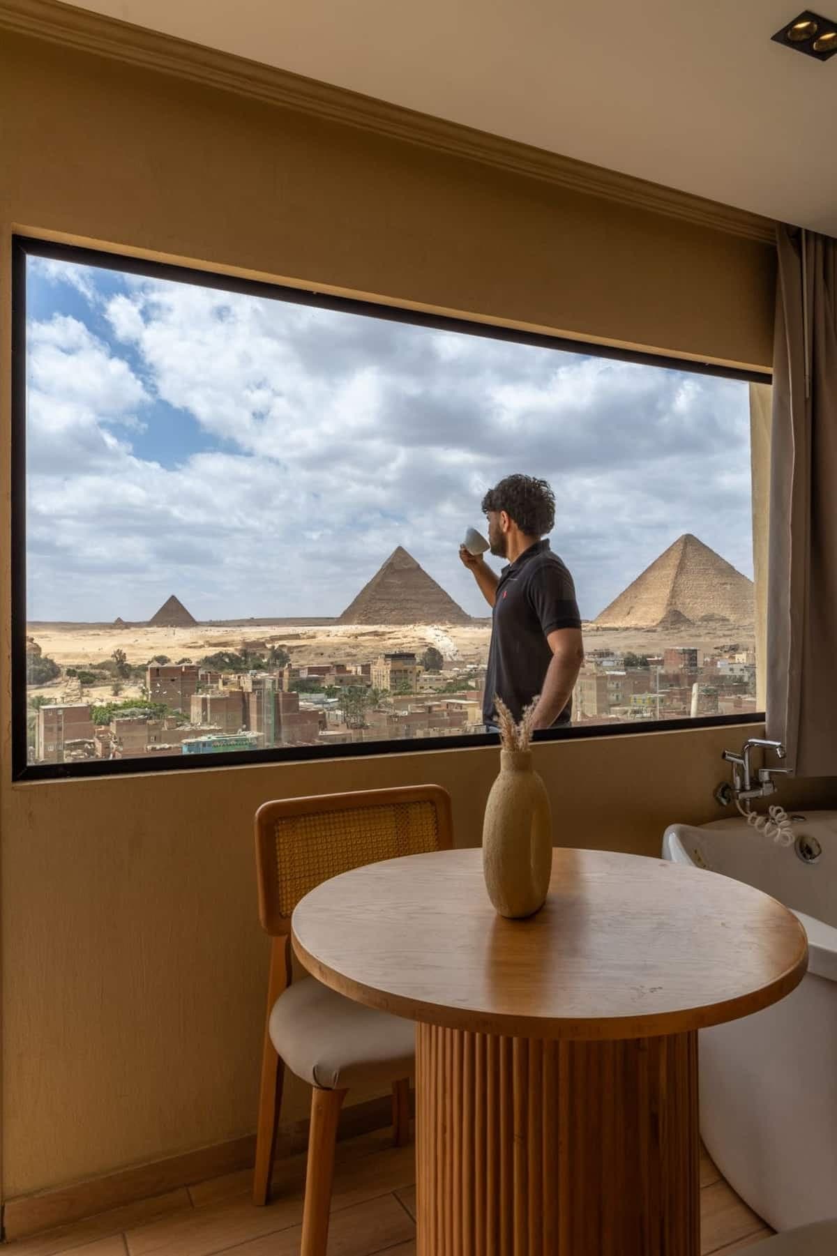 ETERNA.Suite 2 W Jaccuzi, Pyramids view & Balcony