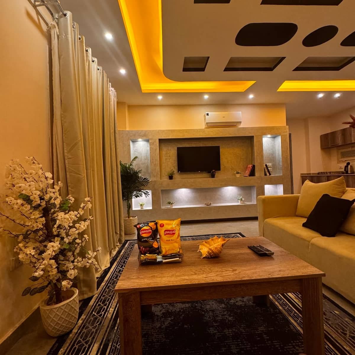 Mazaj Palace - modern luxury with pool and terrace
