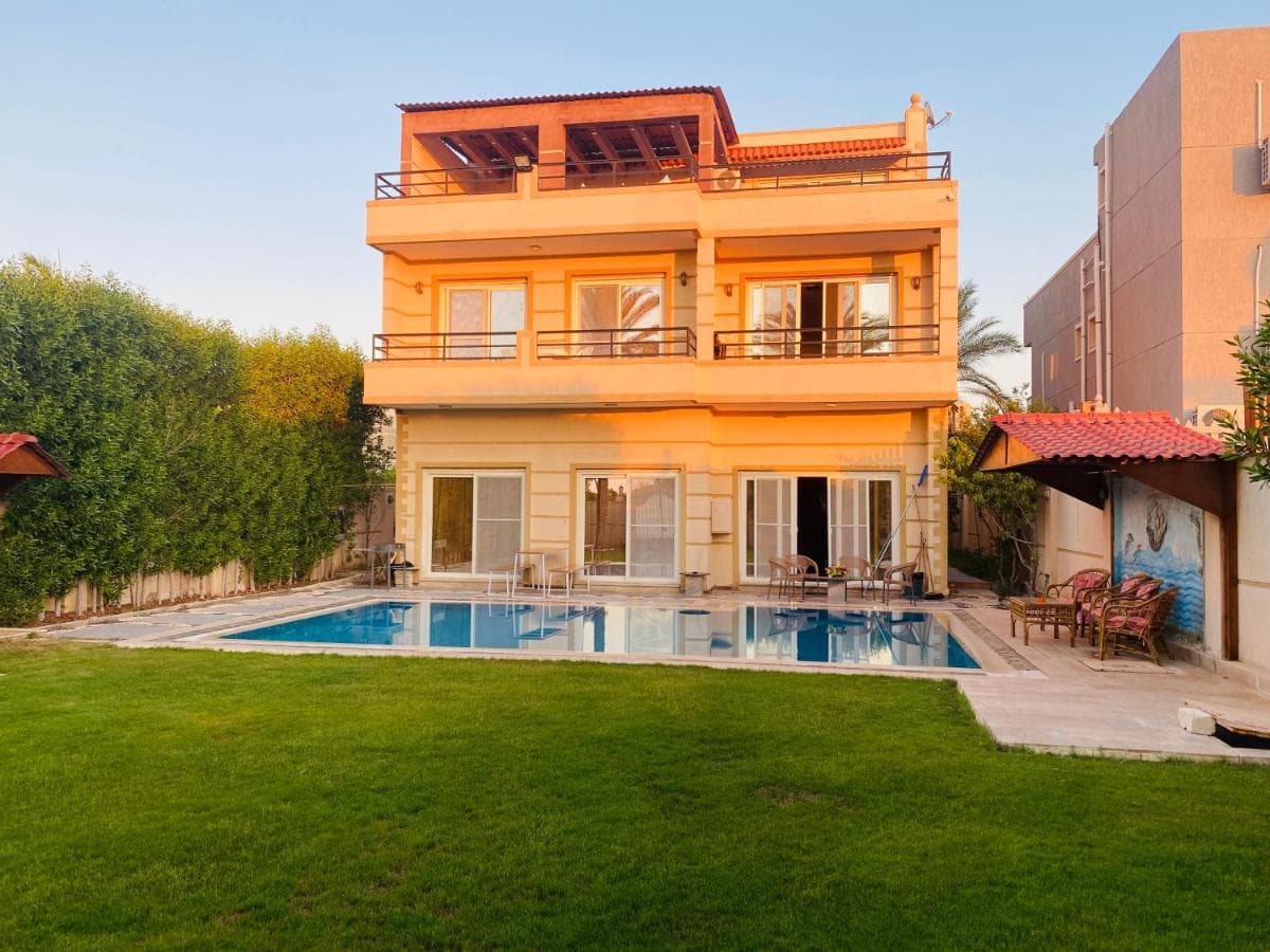 Lovely Villa 5- bedroom with Overflow Pool with Nice Garden at Green Oasis Resort