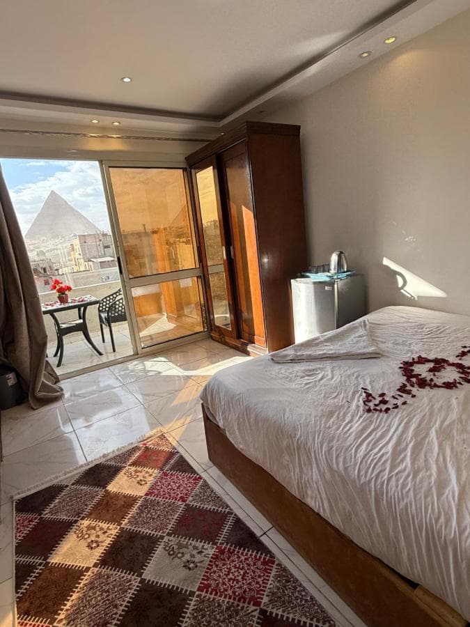 Middle east pyramids veiw &jacuzzi