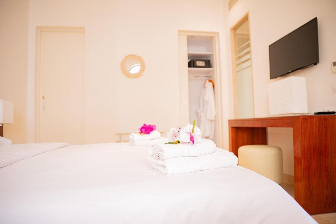 Nayah Stays, Ancient Sands Luxurious Pool Terrace Apartment