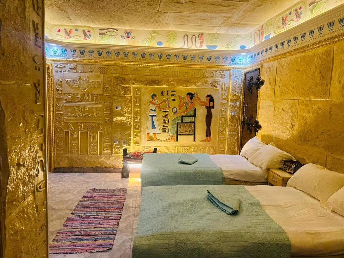 Pyramids Mystery Inn