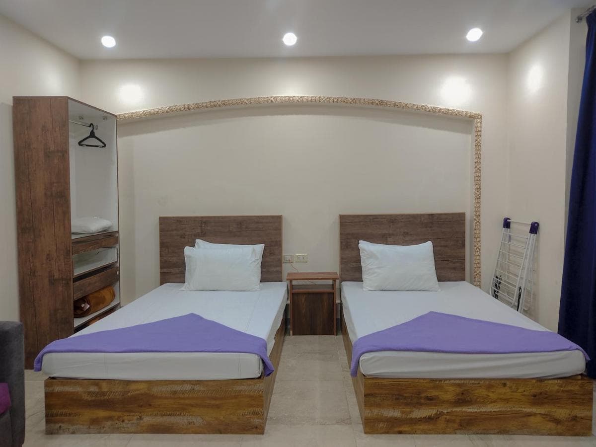 Saraya Abbas ELaser Street-families only